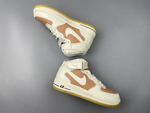 耐克 Nike Air Force 1 Mid 白粉生胶 空军一号中帮百搭休闲运动板鞋。柔软、弹性十足的缓震性能和出色的中底设计，横跨复古与现代的外型结合，造就出风靡全球三十多年的Force 1 商品图0
