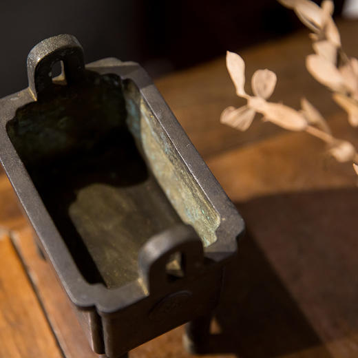 明宣德 四足冲耳方形鼎式铜香炉 商品图2