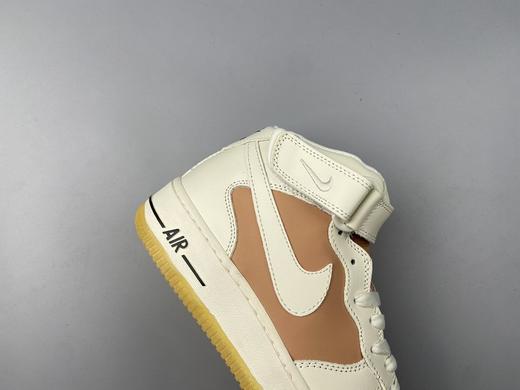 耐克 Nike Air Force 1 Mid 白粉生胶 空军一号中帮百搭休闲运动板鞋。柔软、弹性十足的缓震性能和出色的中底设计，横跨复古与现代的外型结合，造就出风靡全球三十多年的Force 1 商品图1