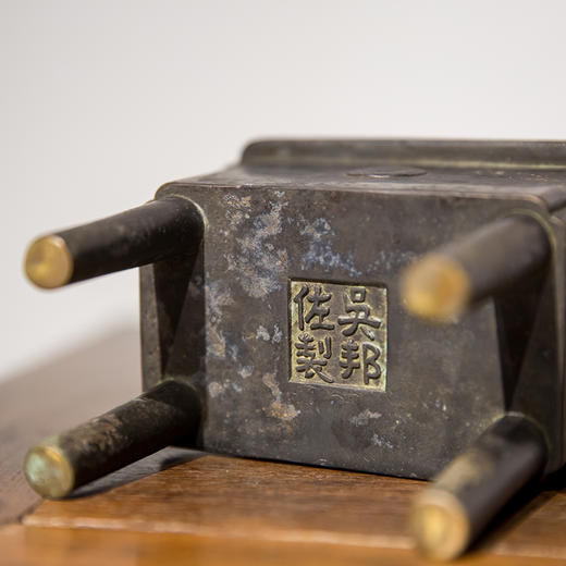 明宣德 四足冲耳方形鼎式铜香炉 商品图4