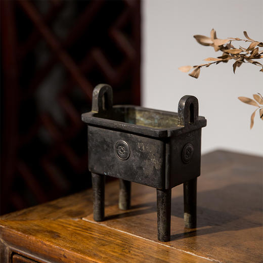 明宣德 四足冲耳方形鼎式铜香炉 商品图0