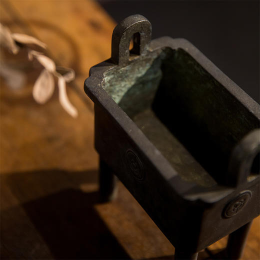 明宣德 四足冲耳方形鼎式铜香炉 商品图3