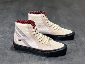 VANS推出的GORE-TEX系列，以经典高帮的鞋型为设计雏形，原始硫化工艺，具有防水、透气和耐磨的功能性，舒适穿着的同时，更兼顾了日常造型的搭配