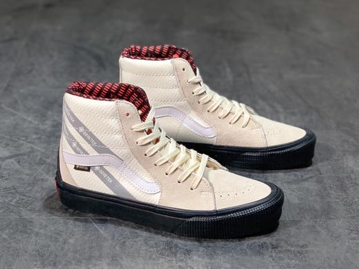 VANS推出的GORE-TEX系列，以经典高帮的鞋型为设计雏形，原始硫化工艺，具有防水、透气和耐磨的功能性，舒适穿着的同时，更兼顾了日常造型的搭配 商品图0