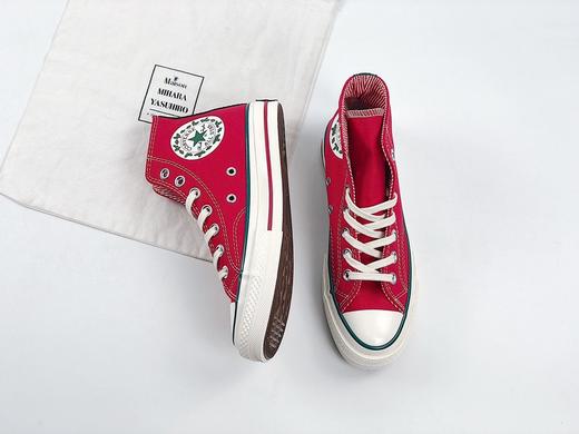 Converse Chuck Logo大标匡威 全鞋采用经典Chuck 70为主体框架，最惊艳的还是鞋身大面积是红色的，显得十分喜庆，红绿水线的围条形成鲜明对比，搭配大标logo真是个性十足 商品图0