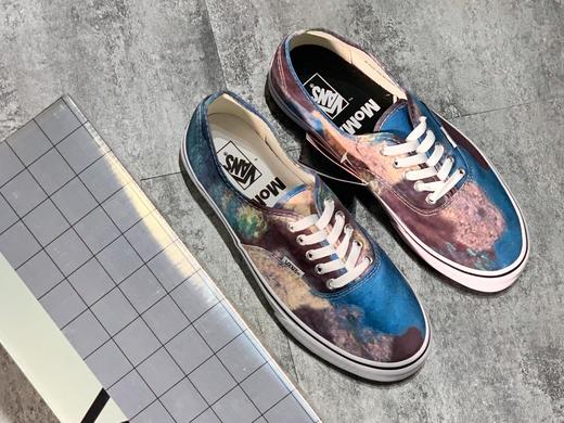 Vans Authentic x Moma 联名款 克劳德•莫奈联名(睡莲) 此次联名鞋款以克劳德莫奈的标志性作品《睡莲》作为原型创作 简直艺术品! 商品图2