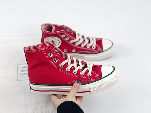 Converse Chuck Logo大标匡威 全鞋采用经典Chuck 70为主体框架，最惊艳的还是鞋身大面积是红色的，显得十分喜庆，红绿水线的围条形成鲜明对比，搭配大标logo真是个性十足 商品图2