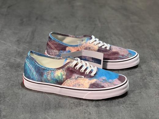 Vans Authentic x Moma 联名款 克劳德•莫奈联名(睡莲) 此次联名鞋款以克劳德莫奈的标志性作品《睡莲》作为原型创作 简直艺术品! 商品图0