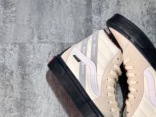 VANS推出的GORE-TEX系列，以经典高帮的鞋型为设计雏形，原始硫化工艺，具有防水、透气和耐磨的功能性，舒适穿着的同时，更兼顾了日常造型的搭配 商品图1