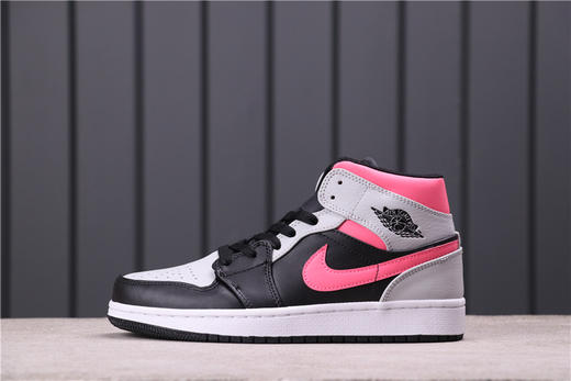 乔丹1代中帮系列Air Jordan 1Air Jordan 1 Mid 已经是深受无数潮人喜爱的优质搭配鞋款，随着换季，估计不少优质配色又会成为大家入手的选择。 商品图2