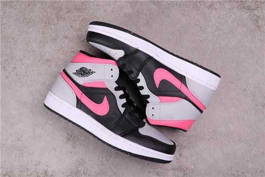 乔丹1代中帮系列Air Jordan 1Air Jordan 1 Mid 已经是深受无数潮人喜爱的优质搭配鞋款，随着换季，估计不少优质配色又会成为大家入手的选择。 商品图1