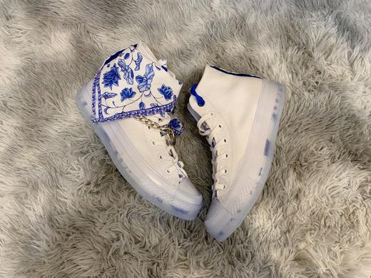张艺兴2.0 联名发售，采用中西元素的结合，莲花与青花瓷的碰撞，独特的透明鞋底设计，加绒内里，方巾与链条的点缀搭配别有一番风味 商品图1