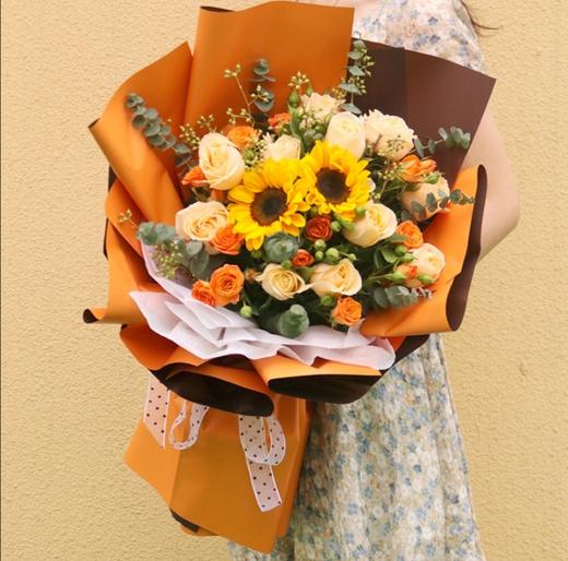 诗成花意    10朵香槟玫瑰，9朵糖果色玫瑰，尤加利，桔梗，红豆搭配（3033） 商品图0