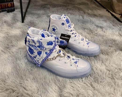 张艺兴2.0 联名发售，采用中西元素的结合，莲花与青花瓷的碰撞，独特的透明鞋底设计，加绒内里，方巾与链条的点缀搭配别有一番风味 商品图0