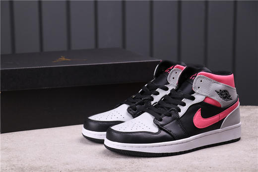 乔丹1代中帮系列Air Jordan 1Air Jordan 1 Mid 已经是深受无数潮人喜爱的优质搭配鞋款，随着换季，估计不少优质配色又会成为大家入手的选择。 商品图0