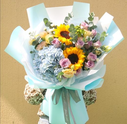 栀子花开      蓝色绣球一个，紫玫瑰11朵，向日葵3朵，桔梗，尤加利搭配（3034） 商品图0