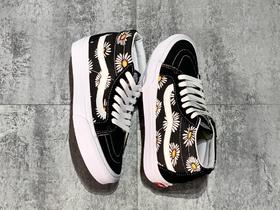 Vans SK8-Mid 小雏菊🌼系列 年轻人的选择！官方再次推出菊花系列 鞋身印满小雏菊图案，整体显得鲜明又上档次，在搭配上更是清新自然！