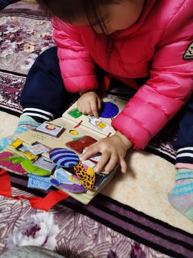 《妈妈的手提包》学着大人的样子敲打“键盘”， 说要跟爸爸一起工作