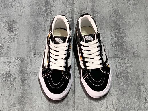 Vans SK8-Mid 小雏菊🌼系列 年轻人的选择！官方再次推出菊花系列 鞋身印满小雏菊图案，整体显得鲜明又上档次，在搭配上更是清新自然！ 商品图1
