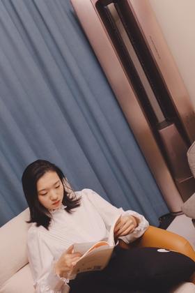 这个蕾丝边领和袖口细节很好，外面穿毛衣露出也很好看