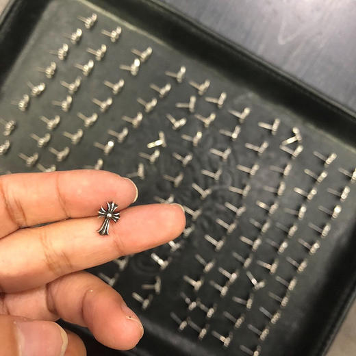 克罗心经典款十字架耳钉 商品图8