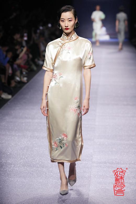 荷言HEYEN 芳草远 醋酸缎手绣连袖旗袍 商品图1