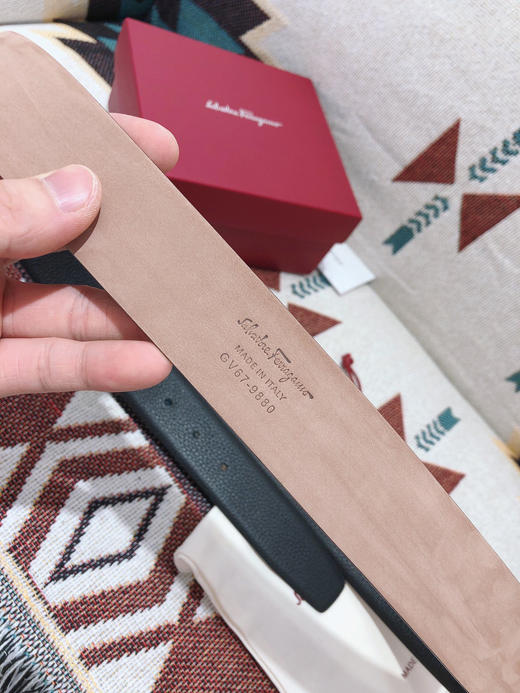 SF菲拉格慕-磨砂黑扣-荔枝纹牛皮 商品图7