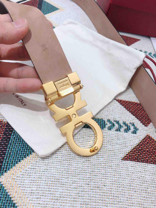 SF菲拉格慕-金色扣-荔枝纹牛皮 商品图4