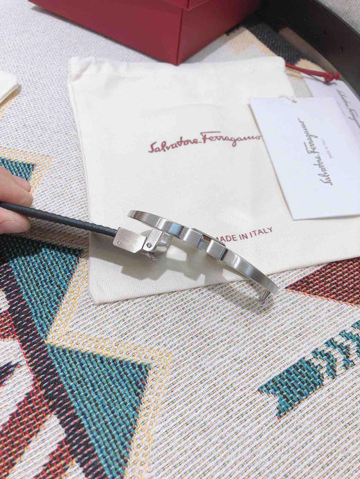 SF菲拉格慕-银色窄扣-平纹牛皮 商品图5