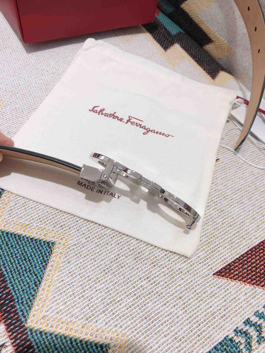 SF菲拉格慕-银色拼色扣-手掌纹+树脂皮 商品图5