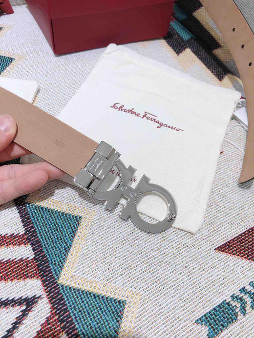 SF菲拉格慕-银色拼色扣-手掌纹+树脂皮 商品图4