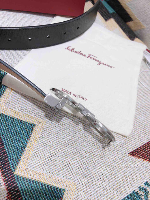 SF菲拉格慕-银色扣-水波纹牛皮 商品图5