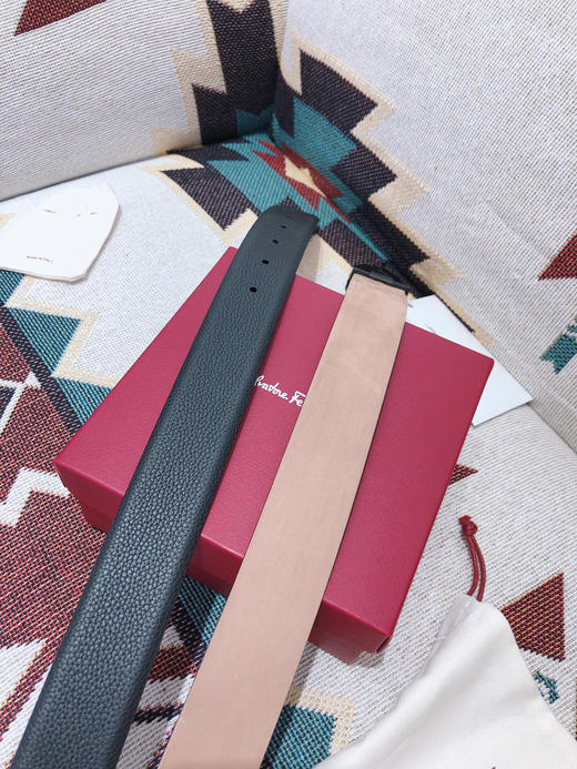 SF菲拉格慕-磨砂黑扣-荔枝纹牛皮 商品图8