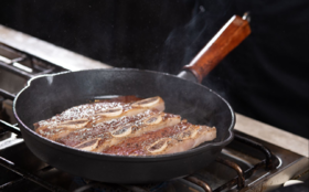 铸铁煎锅的风采，锁鲜锁水，翻面不粘不受阻！