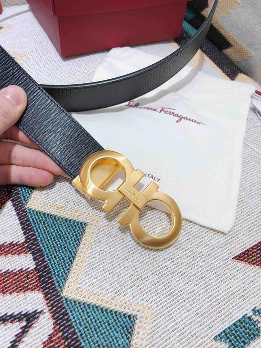 SF菲拉格慕-金色扣-水波纹牛皮 商品图3