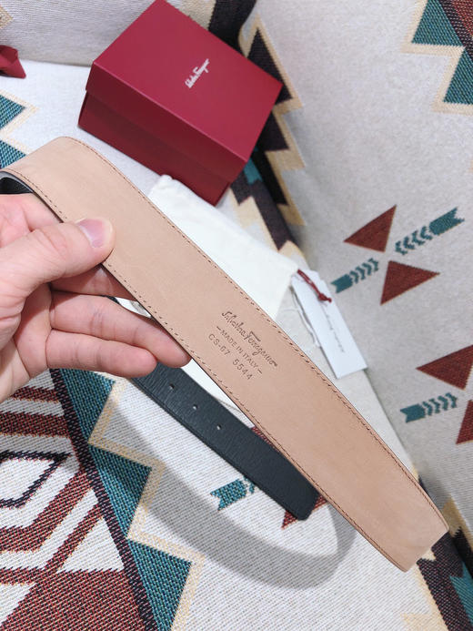 SF菲拉格慕-银色扣-水波纹牛皮 商品图7