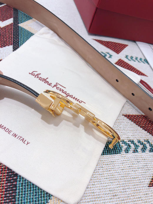 SF菲拉格慕-金色扣-荔枝纹牛皮 商品图5