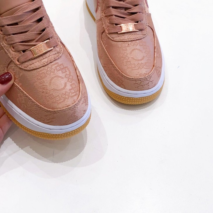 点此购买 clot×耐克男女款粉丝绸运动鞋 98 168952