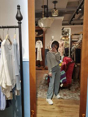 上身显腿长，走路超带感😍，布料顺滑挺阔～～