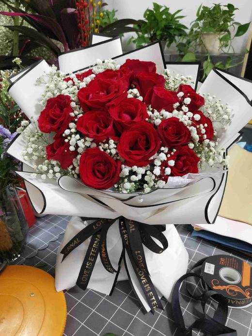 19朵红玫瑰满天星花束
