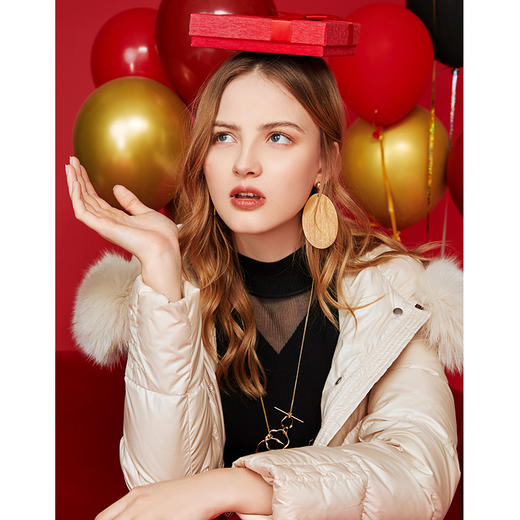 下架-EITIE爱特爱冬季新款时尚保暖收腰显瘦狐狸毛领长款羽绒服女6411110 商品图5