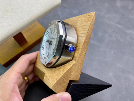 TZ爱bi皇家橡树离岸型-15710经典致敬桌钟。316L精钢外壳，65mm*26mm尺寸，瑞士夜光粉填充。 商品图4