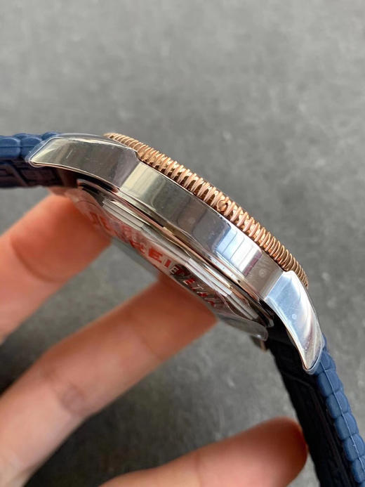 GF新品 BREITLING百年灵家族的"水鬼"－超级海洋文化二代B20自动机械腕表42(Superocean Héritage II B20 Automatic 42)新增间金圈配色 商品图4