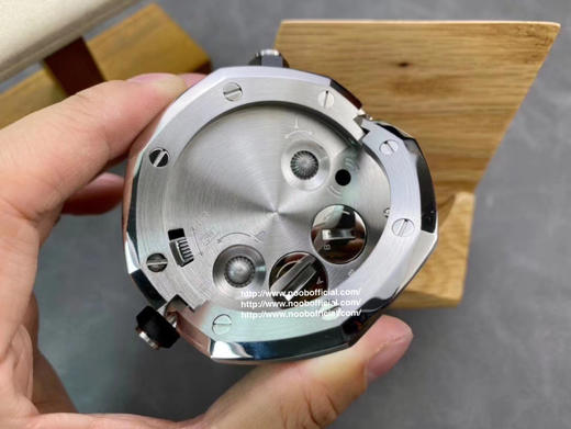 TZ爱bi皇家橡树离岸型-15710经典致敬桌钟。316L精钢外壳，65mm*26mm尺寸，瑞士夜光粉填充。 商品图8