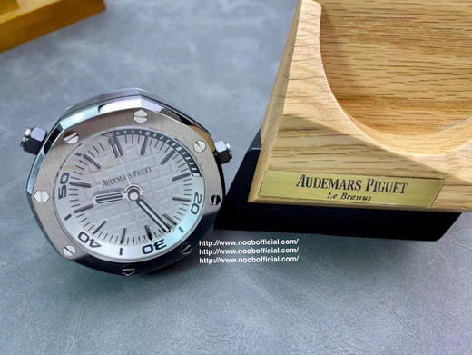 TZ爱bi皇家橡树离岸型-15710经典致敬桌钟。316L精钢外壳，65mm*26mm尺寸，瑞士夜光粉填充。 商品图5