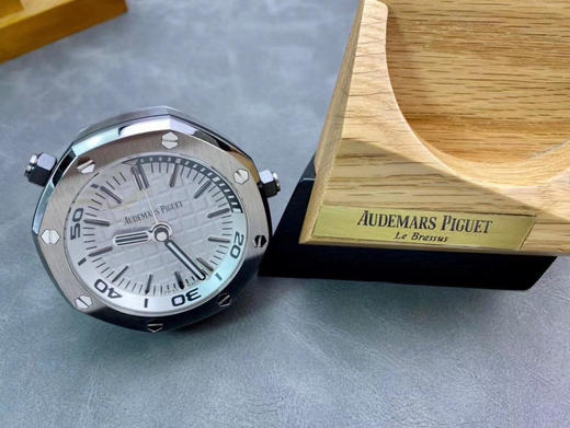 TZ爱bi皇家橡树离岸型-15710经典致敬桌钟。316L精钢外壳，65mm*26mm尺寸，瑞士夜光粉填充。 商品图10