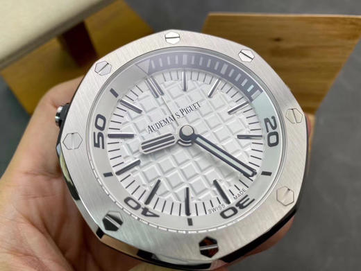 TZ爱bi皇家橡树离岸型-15710经典致敬桌钟。316L精钢外壳，65mm*26mm尺寸，瑞士夜光粉填充。 商品图13