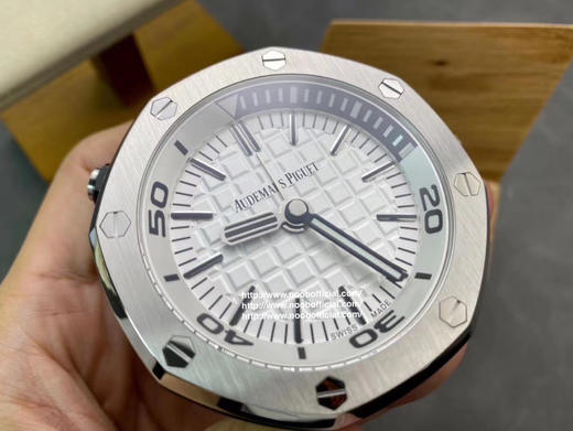 TZ爱bi皇家橡树离岸型-15710经典致敬桌钟。316L精钢外壳，65mm*26mm尺寸，瑞士夜光粉填充。 商品图7