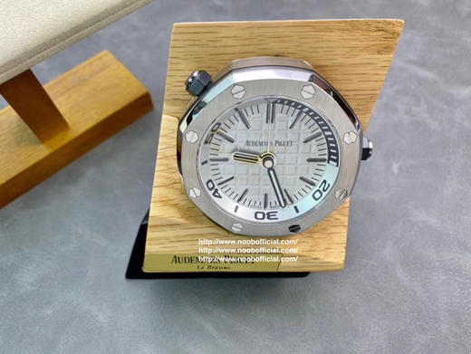 TZ爱bi皇家橡树离岸型-15710经典致敬桌钟。316L精钢外壳，65mm*26mm尺寸，瑞士夜光粉填充。 商品图3