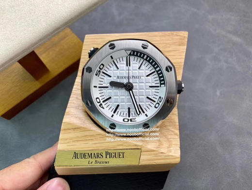 TZ爱bi皇家橡树离岸型-15710经典致敬桌钟。316L精钢外壳，65mm*26mm尺寸，瑞士夜光粉填充。 商品图1